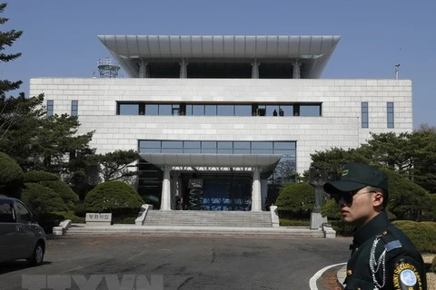 Nhà Hòa bình ở làng đình chiến Panmunjom giữa hai miền Triều Tiên, địa điểm dự kiến diễn ra cuộc đàm phán cấp cao liên Triều vốn bị hoãn do cuộc tập trận chung Hàn Quốc - Mỹ. (Nguồn: EPA-EFE/TTXVN)