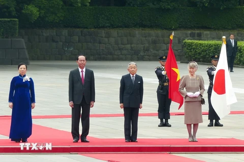 Nhà vua Nhật Bản Akihito và Hoàng hậu chủ trì Lễ đón Chủ tịch nước Trần Đại Quang và Phu nhân. (Ảnh: Nhan Sáng/TTXVN)