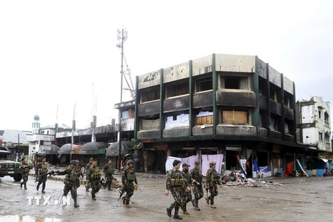 Các lực lượng vũ trang tuần tra tại Marawi, Mindanao, miền nam Philippines ngày 17/10/2017. (Nguồn: THX/TTXVN.)