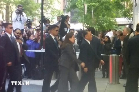 Phó Chủ tịch Ban chấp hành Trung ương đảng Lao động Triều Tiên Kim Yong Chol (phải) tới khách sạn ở New York, Mỹ, ngày 30/5 để dự cuộc gặp với Ngoại trưởng Mỹ Mike Pompeo. (Nguồn: Yonhap/TTXVN)