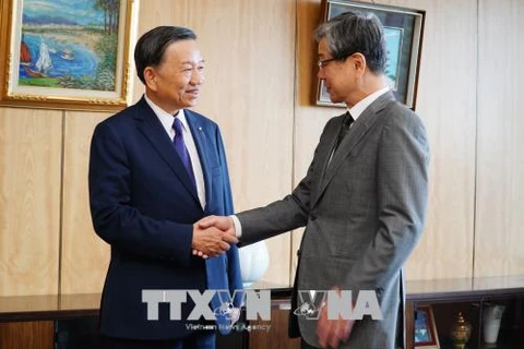 Bộ trưởng Bộ Công an Tô Lâm có buổi làm việc với Ngài Okonogi Hachiro, Chủ tịch Ủy ban và các quan chức thuộc quyền. (Ảnh: TTXVN phát)