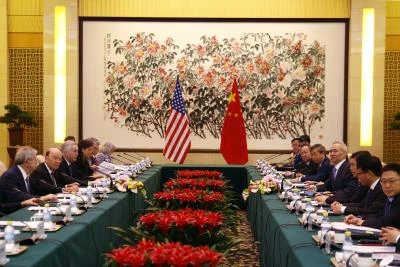 Bộ trưởng Thương mại Mỹ Wilbur Ross (thứ 2 trái) và Phó Thủ tướng Trung Quốc Lưu Hạ (thứ 4 phải) tại cuộc gặp ở Bắc Kinh ngày 3/6. (Nguồn: AFP/TTXVN)