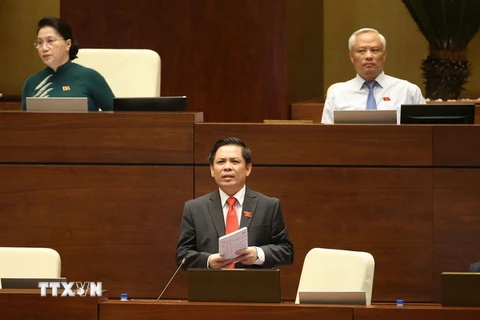 Bộ trưởng Bộ Giao thông-Vận tải Nguyễn Văn Thể trả lời chất vấn. (Ảnh: Doãn Tấn/TTXVN)