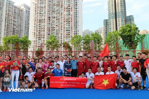 Tổng lãnh sự Trần Thanh Huân (giữa) chụp ảnh lưu niệm với cầu thủ hai đội. (Ảnh: Xuân Tuấn-Hoài Nam/Vietnam+)