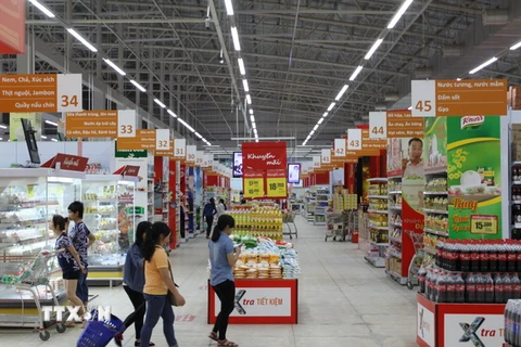 Người tiêu dùng mua sắm tại đại siêu thị Co.op Extra. (Ảnh: Thanh Vũ/TTXVN)