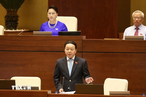 Bộ trưởng Bộ Tài nguyên và Môi trường Trần Hồng Hà trả lời chất vấn của đại biểu Quốc hội. (Ảnh: Doãn Tấn/TTXVN)