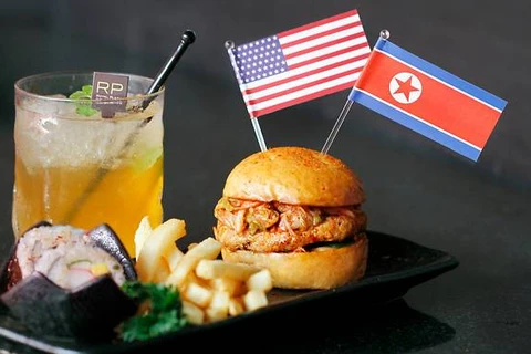 Set đồ ăn Trump-Kim Burger và trà đá Iced Summit. (Nguồn: Vietnam+)
