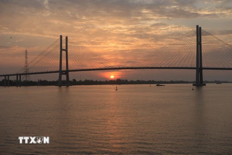Cầu Cao Lãnh chính thức được đưa vào sử dụng ngày 27/5, kết nối đôi bờ sông Tiền, nối liền huyện Lấp Vò và thành phố Cao Lãnh của tỉnh Đồng Tháp. (Ảnh: Nguyễn Văn Trí/TTXVN)