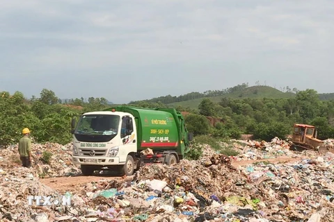 Hàng ngày có hàng chục xe chuyên dụng tập kết rác về bãi rác Hồ Bơ, với khoảng hơn 60 tấn/ngày. (Ảnh: Khiếu Tư/TTXVN)