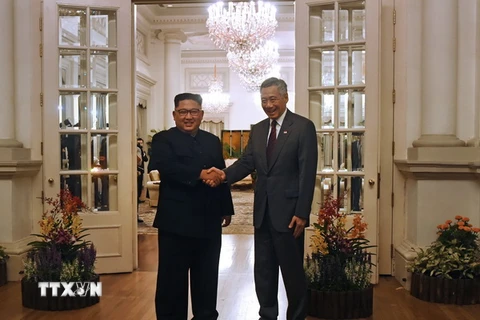 Nhà lãnh đạo Triều Tiên Kim Jong-un (ảnh, trái) đã có cuộc gặp với Thủ tướng nước chủ nhà Singapore Lý Hiển Long. (Nguồn: AFP/TTXVN)