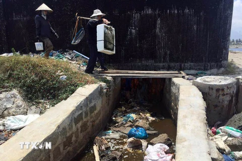 Cống nước thải của nhà máy đường Khánh Hòa tiếp giáp với đầm Thủy Triều. (Ảnh: Phan Sáu/TTXVN)