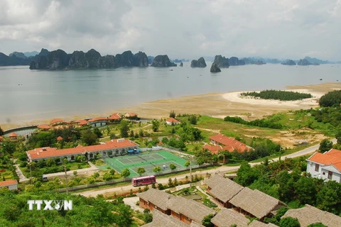 Một góc khu du lịch trên đảo Vân Đồn. (Ảnh: TTXVN)