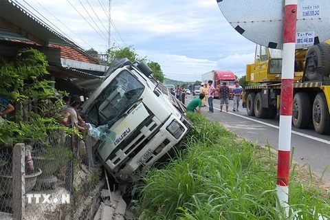 Hiện trường vụ tai nạn giao thông. (Ảnh: Thế Lập/TTXVN)