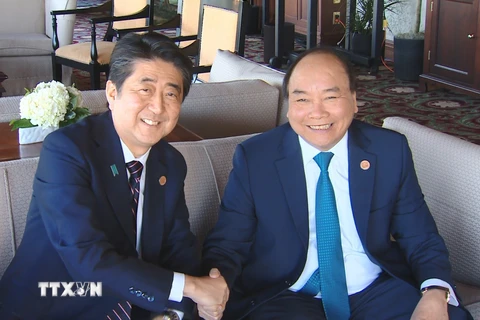Thủ tướng Nguyễn Xuân Phúc gặp Thủ tướng Nhật Bản Shinzo Abe. (Ảnh: TTXVN)