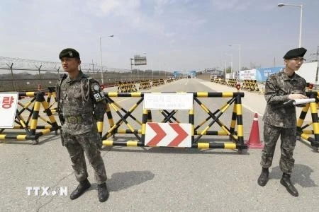 Binh sỹ Hàn Quốc tăng cường an ninh trên một tuyến đường ở Paju. (Nguồn: Kyodo/TTXVN)