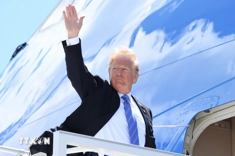 Tổng thống Mỹ Donald Trump lên chiếc Không lực 1 để khởi hành tới Singapore ngày 9/6. (Nguồn: AFP/ TTXVN)