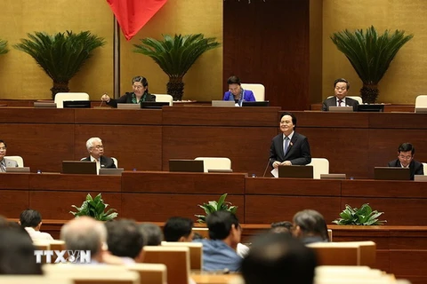 Bộ trưởng Bộ Giáo dục và Đài tạo Phùng Xuân Nhạ giải trình ý kiến của các đại biểu Quốc hội. (Ảnh: Dương Giang/TTXVN)