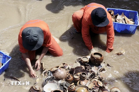 Các cổ vật được phát hiện từ mọt chiếc tàu chở hàng tại vùng biển Bình Châu, huyện Bình Sơn (Quảng Ngãi). (Ảnh: Thanh Long/TTXVN)