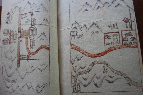 Cuốn sách với phần chính là bản đồ ghi chép bằng nhiều hình ảnh, thông tin phong phú, quý hiếm về hành trình đi sứ của Sứ bộ Đại Việt thế kỷ XVIII. (Ảnh: Hoàng Ngà/TTXVN)