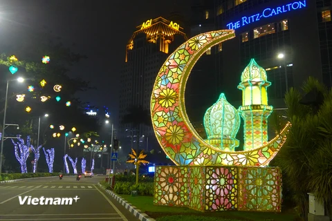 Đường phố Jakarta trang hoàng lung linh đón lễ Idul Fitri. (Ảnh: Đỗ Quyên/Vietnam+)
