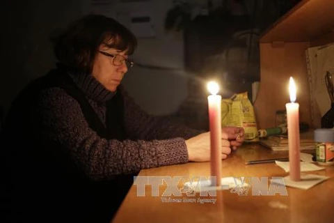 Người dân ở Simferopol trên bán đảo Crimea thắp nến để lấy ánh sáng trong một lần mất điện. (Nguồn: AFP/TTXVN)