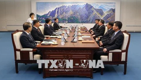  Phái đoàn Hàn Quốc (phải) và Triều Tiên (trái) tại cuộc đàm phán cấp cao liên Triều ở làng đình chiến Panmunjom ngày 1/6. (Nguồn: THX/TTXVN)