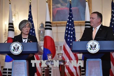 Ngoại trưởng Mỹ Mike Pompeo (phải) trong cuộc họp báo chung với người đồng cấp Hàn Quốc Kang Kyung-wha tại Washington DC ngày 11/5. (Nguồn: AFP/ TTXVN)