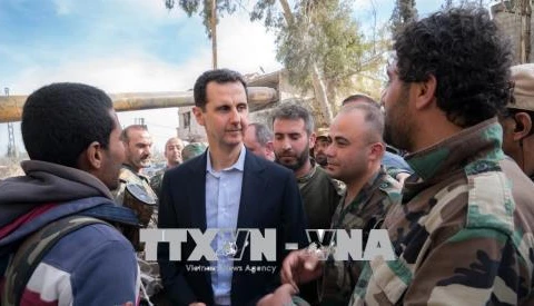 Tổng thống Syria Bashar al-Assad (giữa) thăm các binh sĩ Chính phủ tại mặt trận Đông Ghouta ngày 18/3. (Nguồn: THX/ TTXVN)
