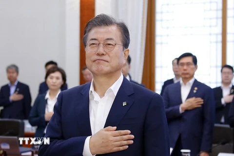 Tổng thống Hàn Quốc Moon Jae-in (phía trước) trước cuộc họp nội các tại Seoul ngày 12/6. (Nguồn: YONHAP/TTXVN)