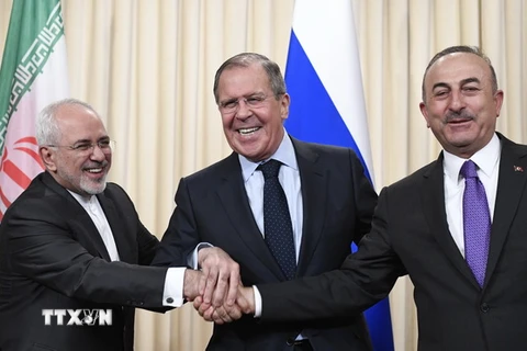 Ngoại trưởng Iran Mohammad Javad Zarif, Ngoại trưởng Nga Sergei Lavrov và Ngoại trưởng Thổ Nhĩ Kỳ Mevlut Cavusoglu tại cuộc gặp ở Moskva, Nga ngày 28/4. Ảnh: (Nguồn: AFP/TTXVN)