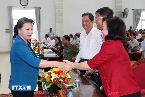 Chủ tịch Quốc hội Nguyễn Thị Kim Ngân với các cử tri. (Ảnh: Trọng Đức/TTXVN)
