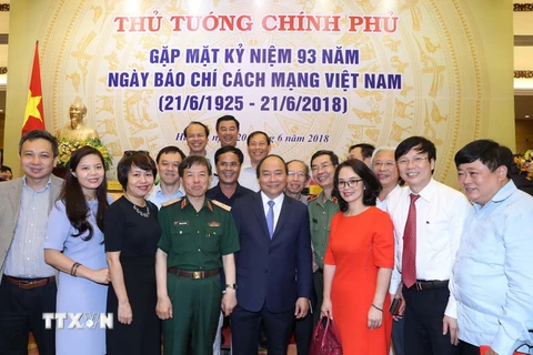 Thủ tướng Nguyễn Xuân Phúc với lãnh đạo, phóng viên, biên tập viên các cơ quan báo chí. (Ảnh: Thống Nhất/TTXVN)