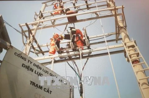 Công nhân Công ty Điện lực Quảng Ninh khắc phục sự cố sét đánh hỏng đường dây truyền tải điện 22kV khiến toàn bộ đảo huyện đảo Cô Tô mất điện. (Ảnh: Văn Đức/TTXVN)