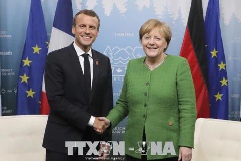 Thủ tướng Đức Angela Merkel (phải) và Tổng thống Pháp Emmanuel Macron trong cuộc gặp tại Quebec, Canada ngày 8/6. (Nguồn: AFP/TTXVN)