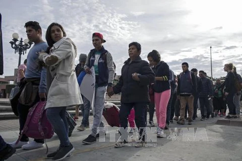 Người di cư tìm kiếm khả năng nhập cư vào Mỹ, chờ đợi tại khu vực Tijuana thuộc biên giới Mỹ-Mexico ngày 12/11/2017. (Nguồn: AFP/TTXVN)