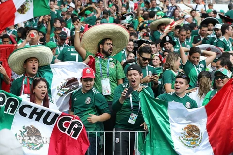 Các cổ động viên Mexico ăn mừng chiến thắng của đội nhà sau trận gặp tuyển Đức ở Moskva, Nga ngày 17/6. (Ảnh: THX/TTXVN)