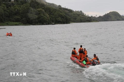 Nhân viên cứu hộ tìm kiếm nạn nhân mất tích trong vụ chìm tàu trên Hồ Toba ngày 18/6. Ảnh: (Nguồn: AFP/TTXVN)