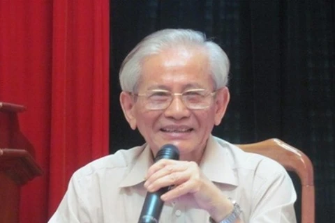 Phong cách giản dị, nụ cười hiền hậu của giáo sư Phan Huy Lê. (Ảnh: Phạm Mai/Vietnam+)