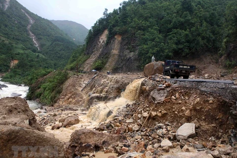 Tuyến đường 4D tại Km75 Lai Châu đi Lào Cai bị lũ cuốn trôi bị sạt lở nghiêm trọng. (Ảnh: Quý Trung/TTXVN)