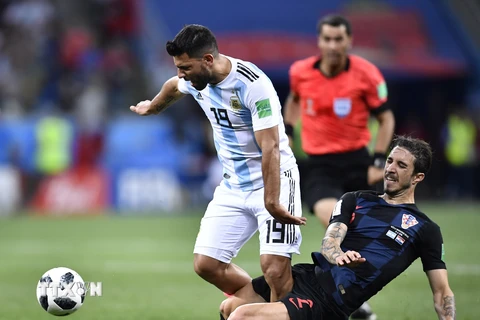  Cầu thủ Sergio Aguero (trái) của Argentina đi bóng trước sự truy cản của 1 cầu thủ đội tuyển Croatia. (Ảnh: THX/TTXVN)
