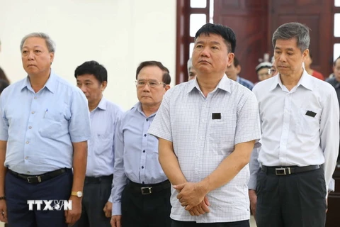 Bị cáo Đinh La Thăng và các bị cáo nghe hội đồng xét xử đọc bản tuyên án. (Ảnh: Doãn Tấn/TTXVN)