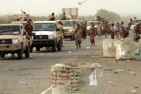 Các lực lượng Chính phủ Yemen tiến vào quận al-Durayhimi của thành phố Hodeida trong chiến dịch giải phóng thành phố này từ phiến quân Houthi. (Nguồn: AFP/TTXVN)