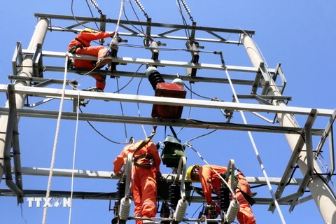 Điện lực Quảng Ninh đang nỗ lực khắc phục sự cố sét đánh làm hỏng đường dây 22KV khiến đảo Cô Tô mất điện toàn bộ. (Ảnh: Văn Đức/TTXVN)
