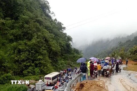 Quốc lộ 4C từ thành phố Hà Giang đi 4 huyện vùng cao núi đá phía Bắc sạt lở, do đường trơn trượt nên đã có xe bị đổ xuống vực. (Ảnh: Minh Tâm/TTXVN)