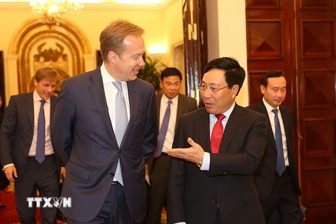 Phó Thủ tướng, Bộ trưởng Bộ Ngoại giao Phạm Bình Minh tiếp Chủ tịch Diễn đàn Kinh tế thế giới (WEF) Borge Brende. (Ảnh: Dương Giang/TTXVN)