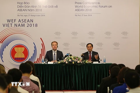 Thứ trưởng thường trực Bộ Ngoại giao Việt Nam Bùi Thanh Sơn, Trưởng ban Tổ chức WEF ASEAN 2018 (bên phải) và Chủ tịch WEF Borge Brende chủ trì họp báo. (Ảnh: Dương Giang/TTXVN)