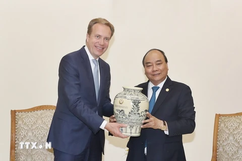 Thủ tướng Nguyễn Xuân Phúc tặng quà lưu niệm cho Chủ tịch Diễn đàn Kinh tế thế giới (WEF) Borge Brende. (Ảnh: Thống Nhất/TTXVN)