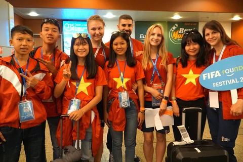 Đoàn đại biểu FFAV Việt Nam chụp ảnh với các tình nguyện viên tại sân bay quốc tế Sherementyevo. (Ảnh: Tâm Hằng/Vietnam+)