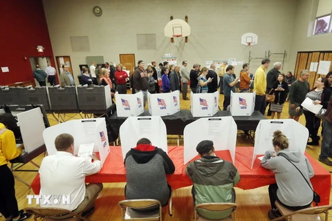 Cử tri Mỹ bỏ phiếu tại một địa điểm bầu cử ở Kent, bang Ohio trong cuộc bầu cử năm 2016. (Nguồn:.EPA/TTXVN)