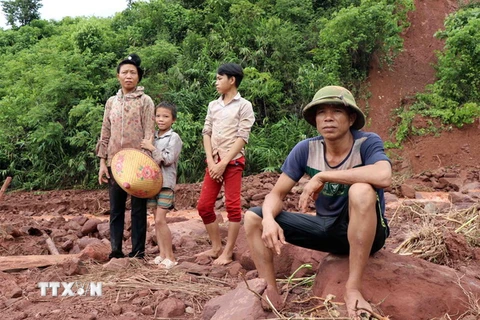 Gia đình anh Quàng Văn Ố, ở bản Noong Hẻo 1, xã Noong Hẻo, huyện Sìn Hồ bị cơn lũ phá hủy hoàn toàn ruộng nương cùng ao cá bị mất trắng, ngậm ngùi trước cảnh hoang tàn do lũ gây ra. (Ảnh: Quý Trung/TTXVN)